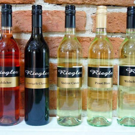 Riegler'S Buschenschank Лойперсдорф бай Фюрстенфелд Екстериор снимка